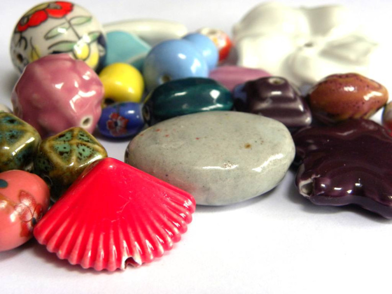 8 - 45 mm gemischte Porzellanperlen, kleine bis große Keramikperlen (110 g - ca. 28 Perlen) Packung B