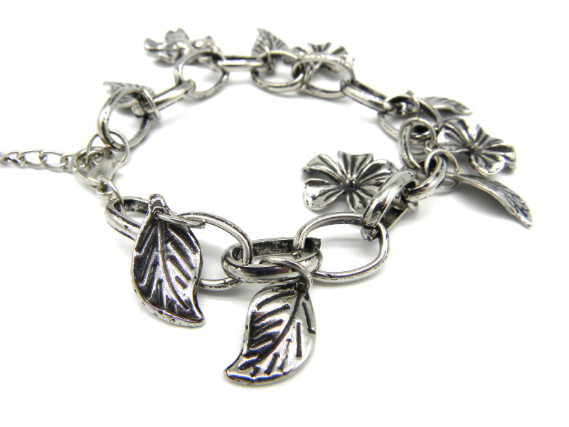 Medium-Sized Costume Jewellery Bracelet with Silver-Plated Leaves and Flower Charms