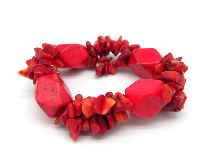 Small-Sized Costume Jewellery Elastic Bracelet with Real Red Agate and Howlite Gemstones (Red)