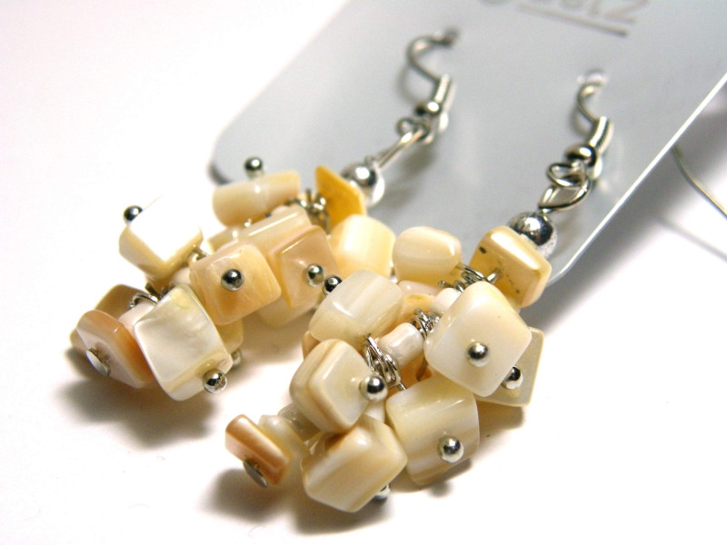 5 cm Gemstone chip dangling earrings - costume jewellery - mother of pearl