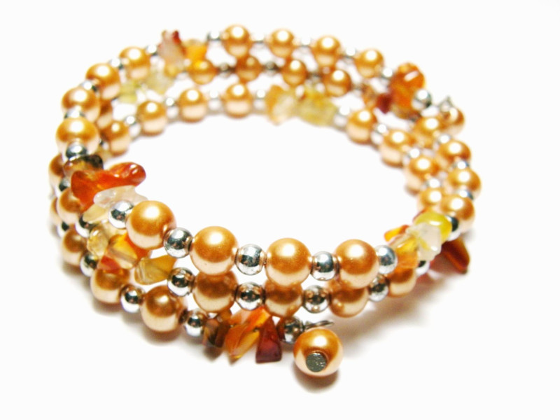 Rundes Glasperlen und Edelsteinchip Wickelarmband - mittlere Größe - Karneol