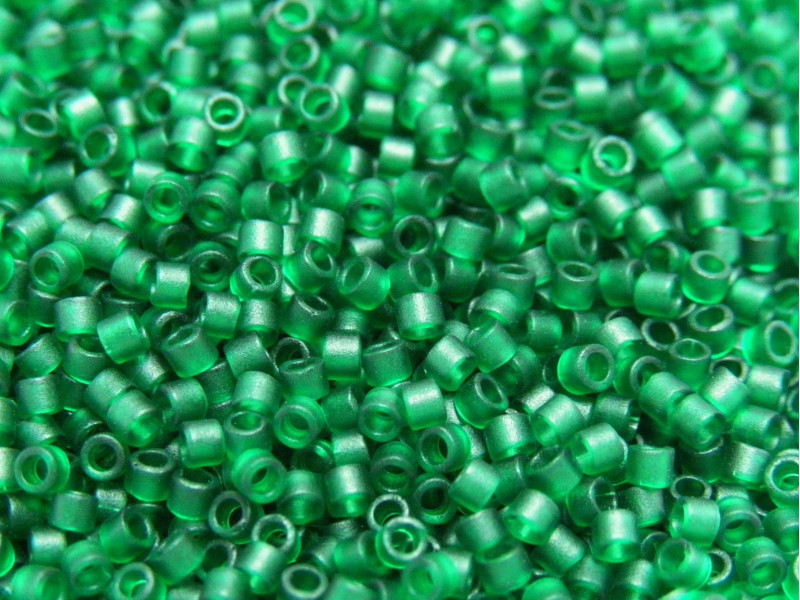 8gr Runde Miyuki Delica Perlen 11/0 (1,6x1,3mm) - Mat Emerald Green Transparent DB 767