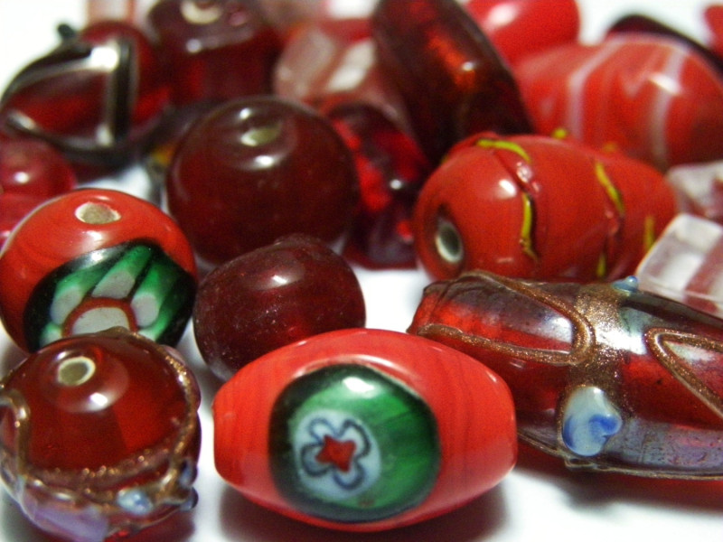 45 g (1.6 oz) Lampwork Beads - Mixed Shape and Sizes - Red (approx. 25 beads) 45 g (1.6 oz) Lampwork Beads - Mixed Shape and Sizes - Red (approx. 25 beads)