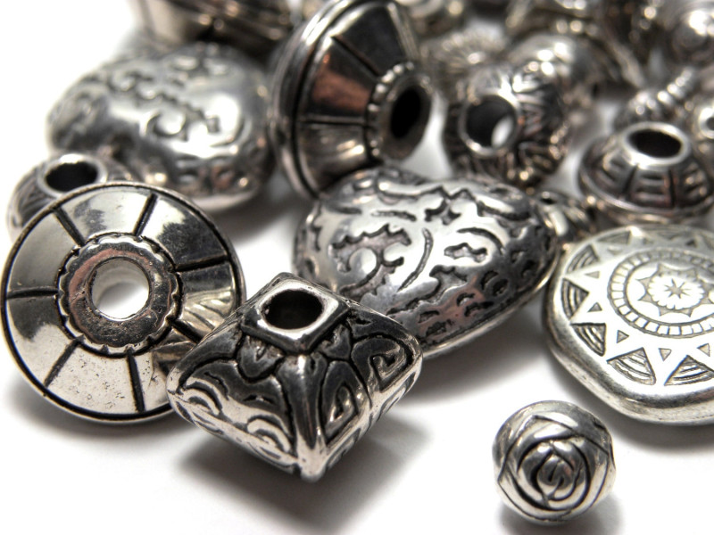 20 g Metallisierte Plastikperlen - Gemischte Formen und Größen (ca. 35 Perlen)