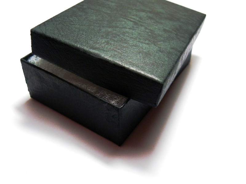 8.9x6.1x2.8cm (3.5x2.4x1.1 inch) Medium Deep Grey/Black Cardboard Jewellery Gift Box - Plain with Leather Motif (1 pc)