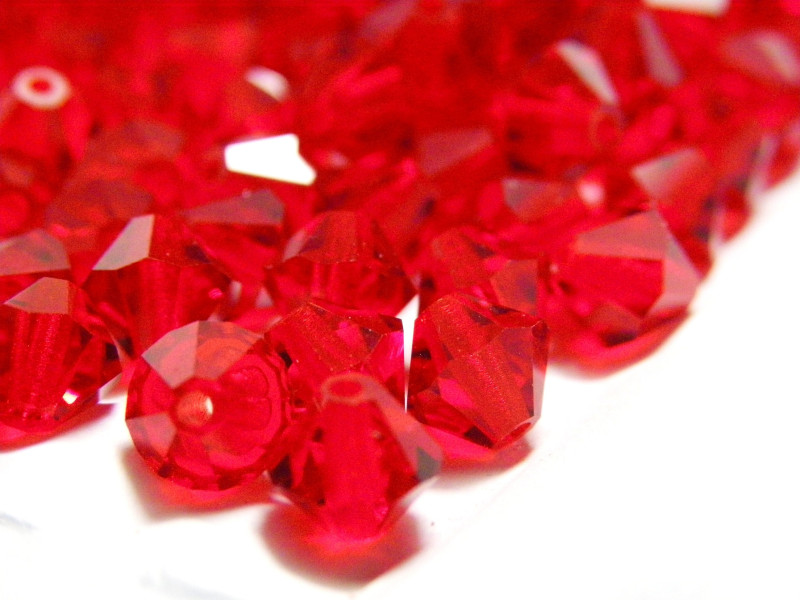 Tschechische Kristalldoppelkegel 6 mm - Light Siam (24 Stk.)