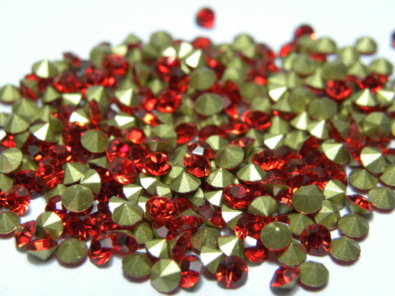 100 Pc. Grade A Back-Foiled Glass Rhinestone Chatons - Foil-Backed Diamond Shape - Choice of Sizes - Siam (Red)