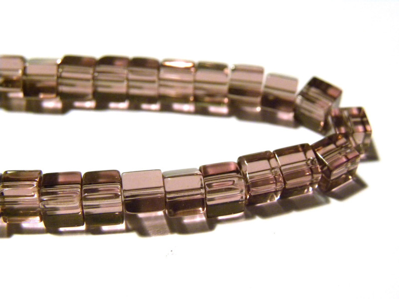 Kleine Glasperlen Würfel, Glaswürfelperlen, würfelförmige Glasperlen 4 mm - Light Amethyst (Lila) - 1 Strang ca. 75 Perlen