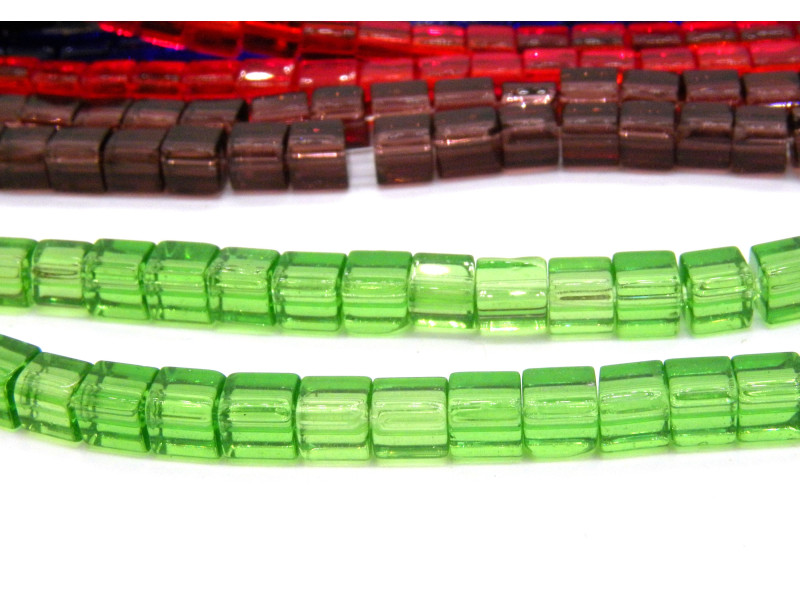 Kleine Glasperlen-Würfel, Glaswürfelperlen, würfelförmige Glasperlen 4 mm - Peridot (Grün) - 1 Strang mit ca. 75 Perlen