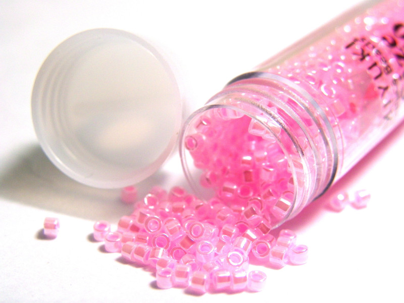 7,2gr Röhrchen Runde Miyuki Delica Perlen 11/0 (1,6x1,3mm) - Crystal Light Pink Ceylon Lined Dyed  DB 244