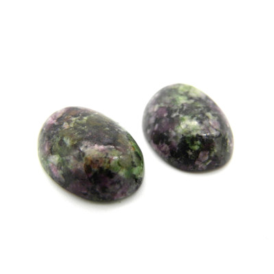 18 x 13 mm Naturrubin in Zoisit Echt Edelstein Oval Flachboden Cabochon (2 Stück)