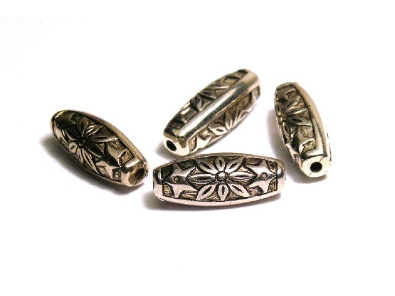 25x Metallisierte Plastik Zylinderperlen mit Blumenmuster - 18mm